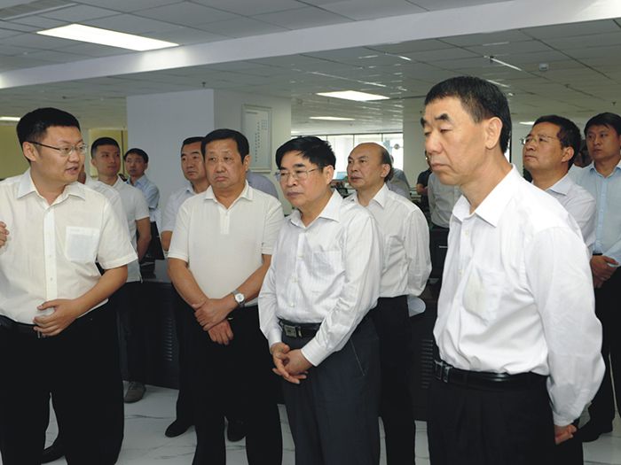 農(nóng)村工作領導小組副組長袁純清（右二）一行蒞臨萬莊園農(nóng)資交易平臺考察調(diào)研